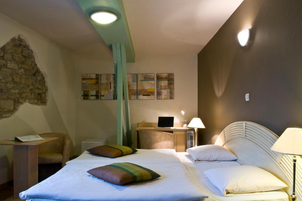 Hotel Grenier Des Grottes Han-sur-Lesse Habitación foto